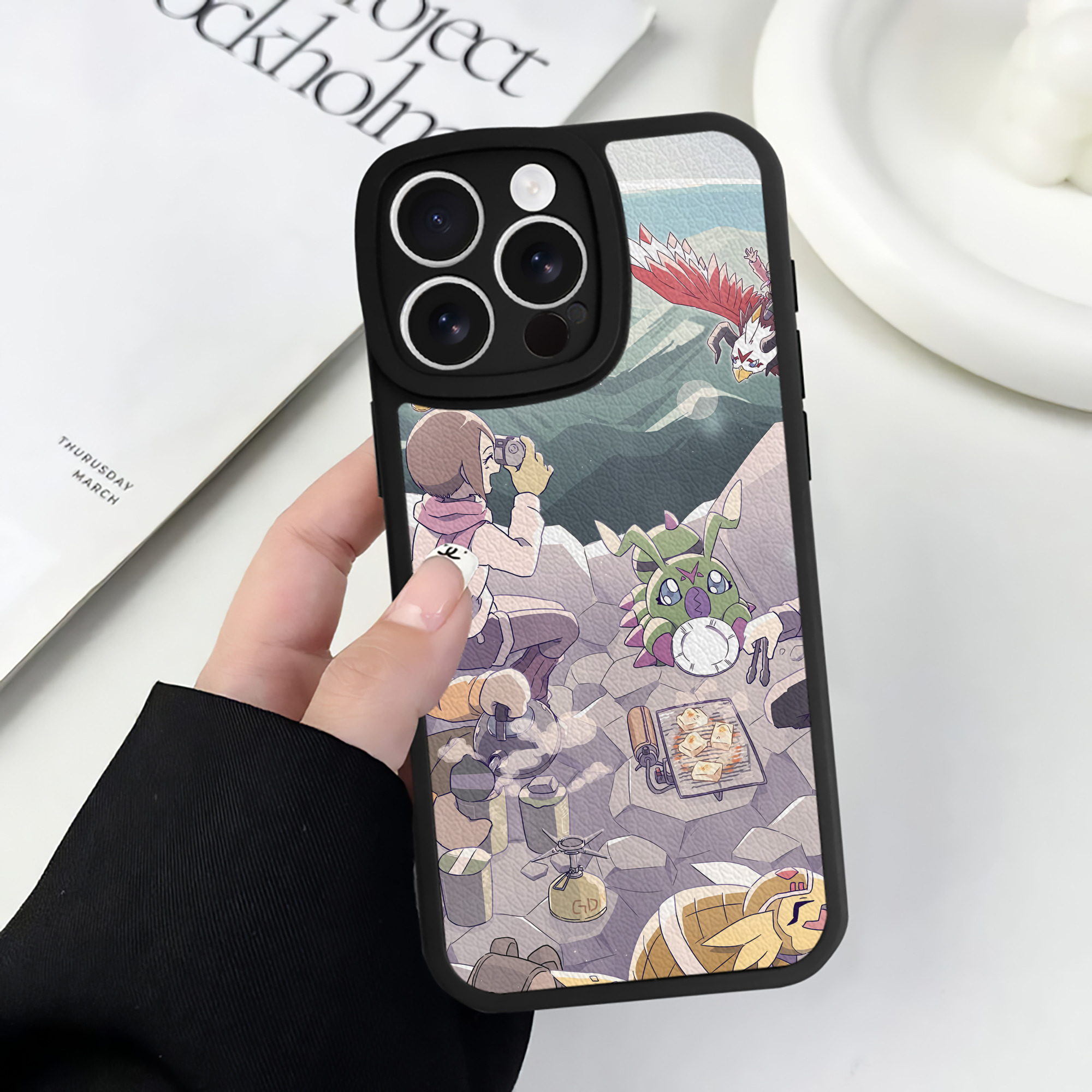 （画像用） Digimon デジタルモンスター/デジモン 【iPhone 16シリーズ対応】シリコンスマホケース（レザー調） 材質：シリコン